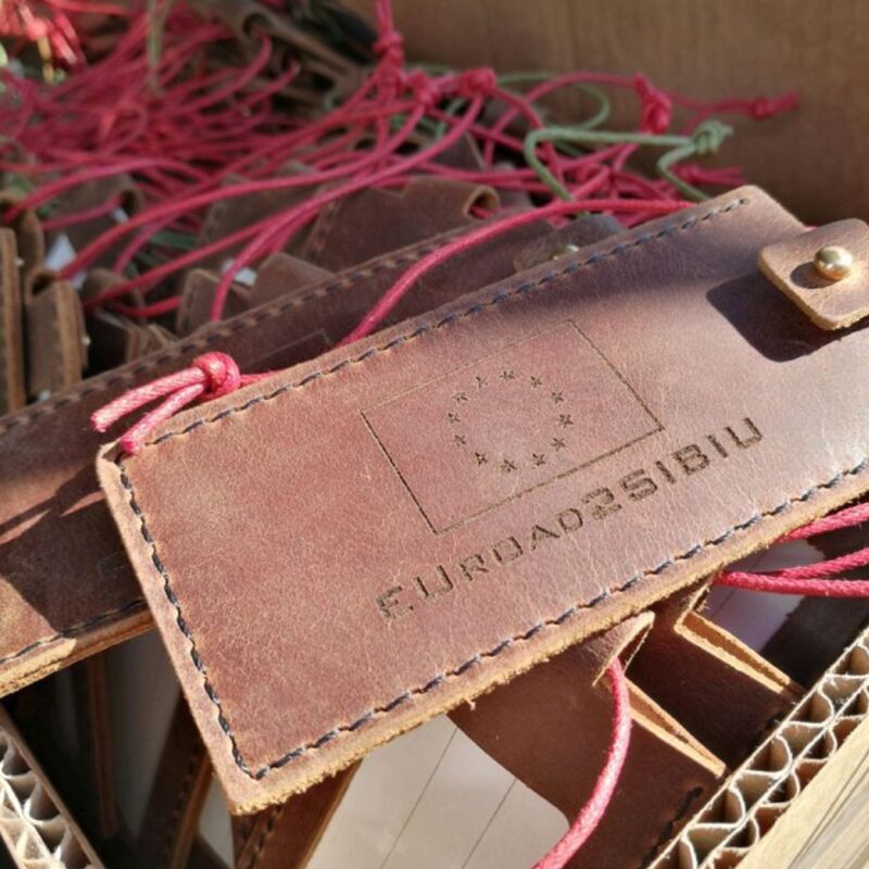 etichete personalizate din piele
